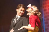 Robert, die reisende meubelverkoopsman (JC Snooke) en Jane, die kelnerin deel 'n oomblik. (Stasionêr)